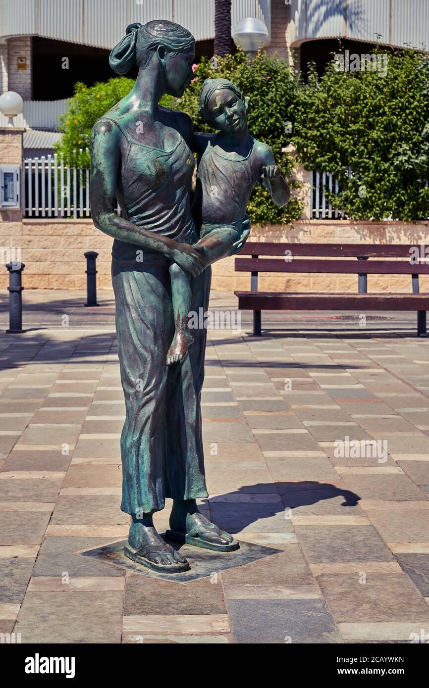 Statue d'une mère et d'une fille en bronze sur le front de mer de la plage de San Juan à Alicante, Espagne, Europe, juillet 2020 Banque D'Images Statue d'une mère et d'une fille en bronze sur le front de mer de la plage de San Juan à Alicante, Espagne, Europe, juillet 2020 Banque D'Images