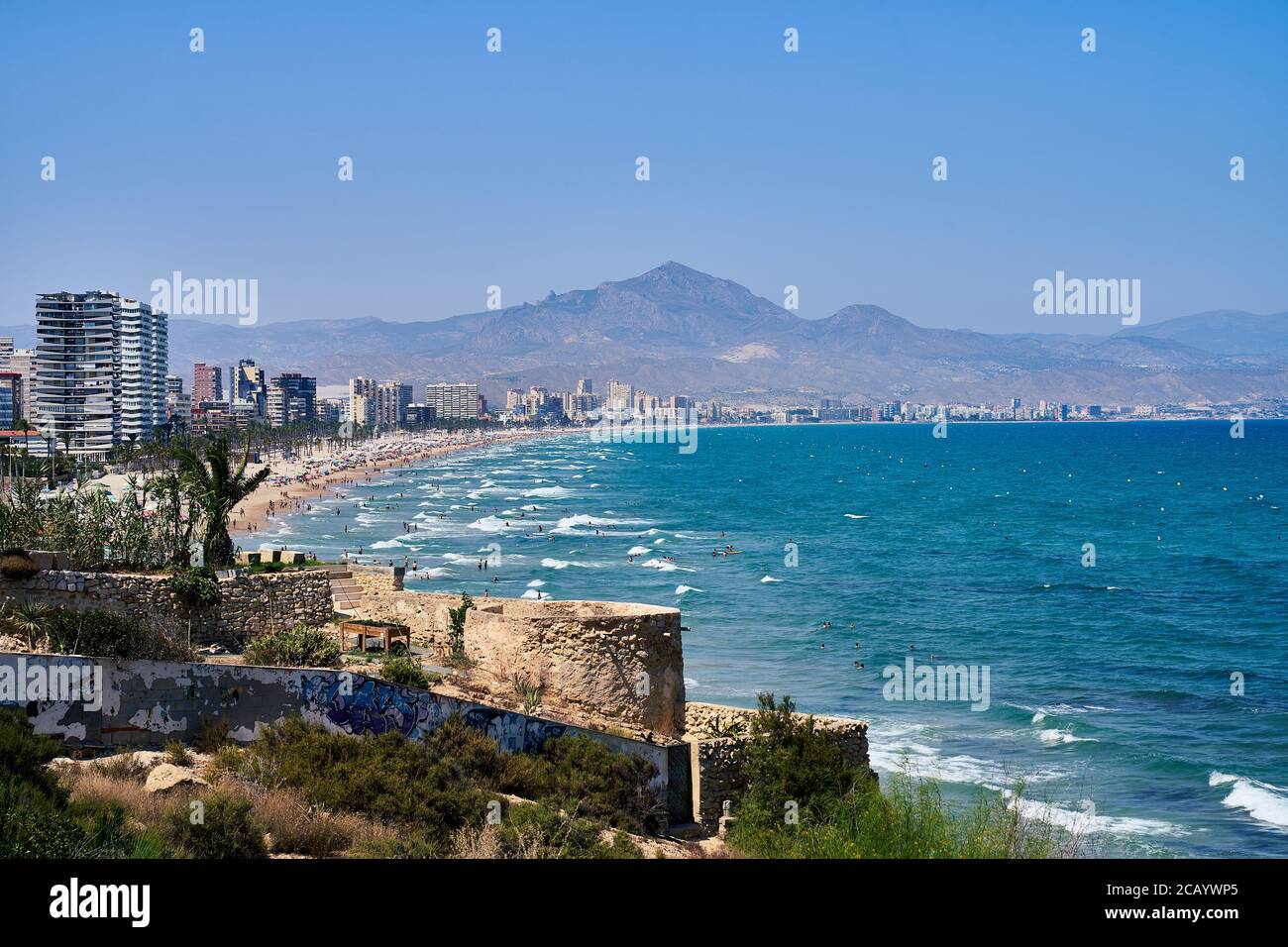 La vue du cap à travers la plage de San Juan avec les montagnes derrière,  Alicante, Espagne, Europe, juillet 2020 Photo Stock - Alamy