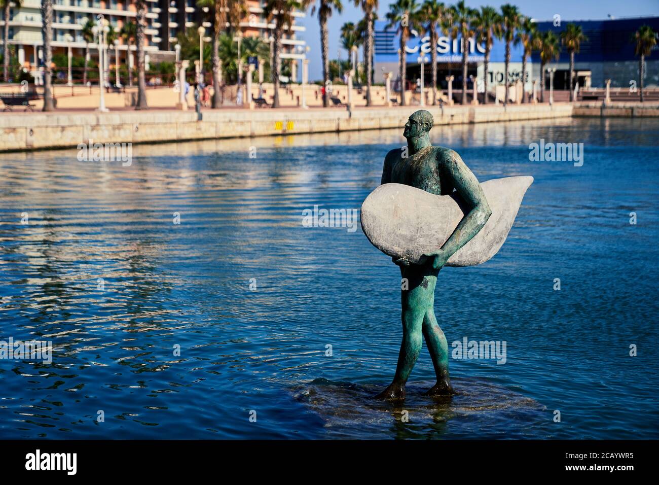 'Le retour d'Icarus avec son aile Surf' une sculpture au niveau de la mer à Alicante, Espagne, Europe, juillet 2020 Banque D'Images 'Le retour d'Icarus avec son aile Surf' une sculpture au niveau de la mer à Alicante, Espagne, Europe, juillet 2020 Banque D'Images
