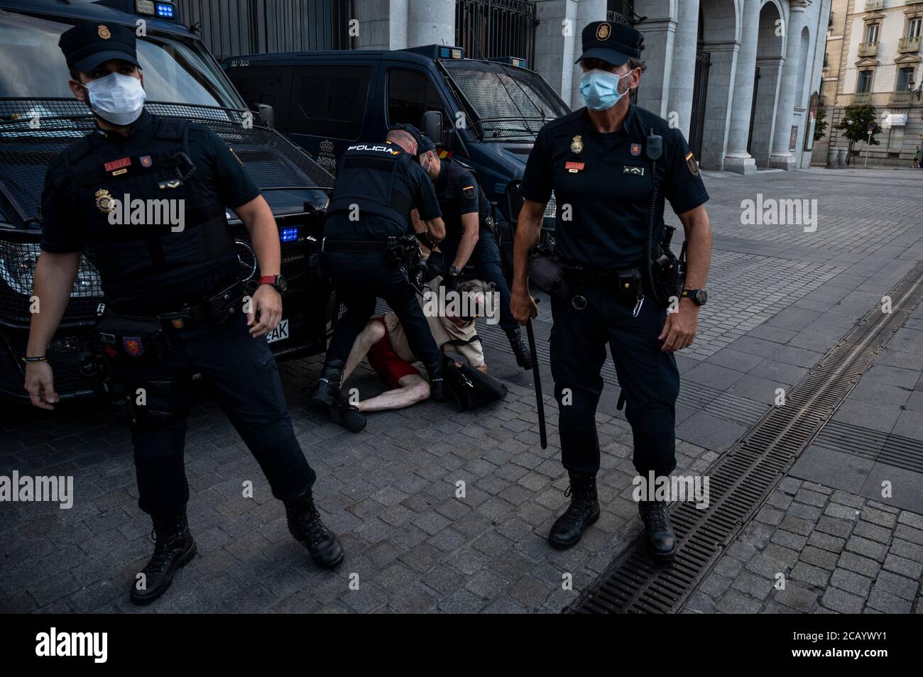 Madrid, Espagne. 09e août 2020. La police détend un homme lors d'une manifestation contre la monarchie. Les gens ont protesté pour appeler à une république alors que l'ancien roi d'Espagne Juan Carlos I a quitté le pays et il n'y a pas de déclaration officielle sur son emplacement. Credit: Marcos del Mazo/Alay Live News Banque D'Images