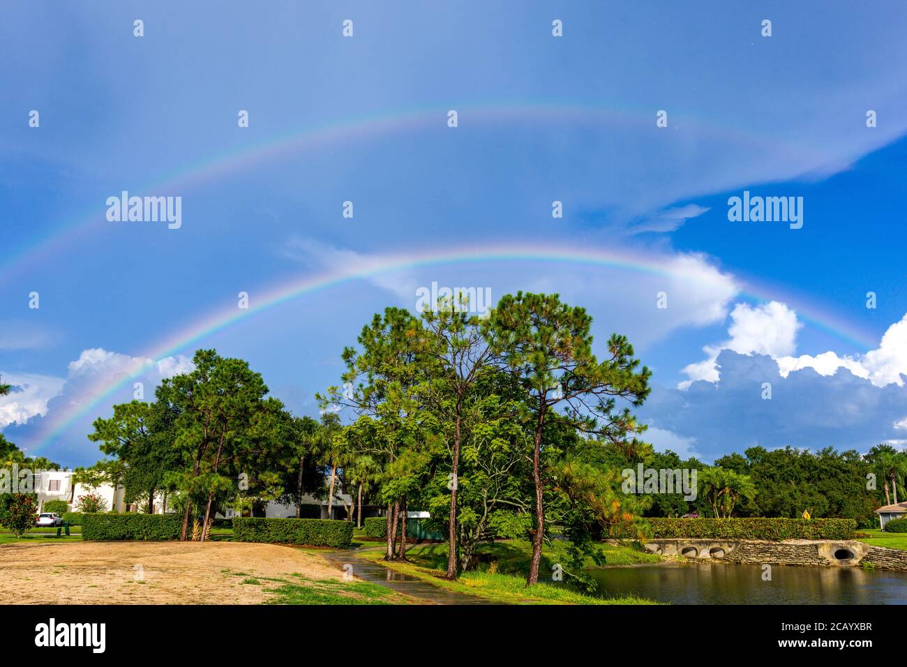 Sarasota, États-Unis, 9 août 2020. Un double arc-en-ciel sous la pluie au-dessus des résidences de Meadows à Sarasota, Floride. Crédit: Enrique Shore/Alay stock Banque D'Images