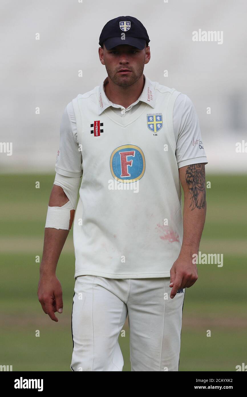 CHESTER LE STREET, ANGLETERRE. 9 AOÛT 2020. Jack Burnham de Durham, dont le numéro de chapeau et le tatouage sur son bras gauche, tous deux portent le numéro 136 lors du match du trophée Bob Willis entre le Durham County Cricket Club et Lancashire à Emirates Riverside, Chester le Street, le samedi 8 août 2020. (Credit: Mark Fletcher | MI News) Credit: MI News & Sport /Alay Live News Banque D'Images