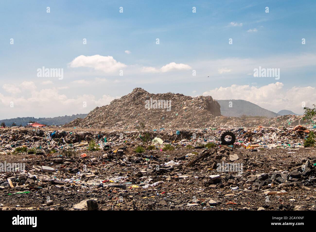 Une immense décharge pour l'élimination des déchets. Accumulation de déchets dans la décharge ou le dépôt. Concept de pollution. Banque D'Images
