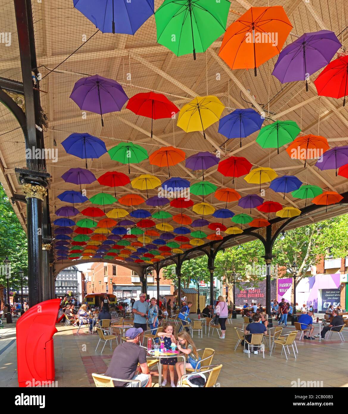 Old Market place, avec parapluies, Warrington, Cheshire, Angleterre, Royaume-Uni, WA1 1QB Banque D'Images
