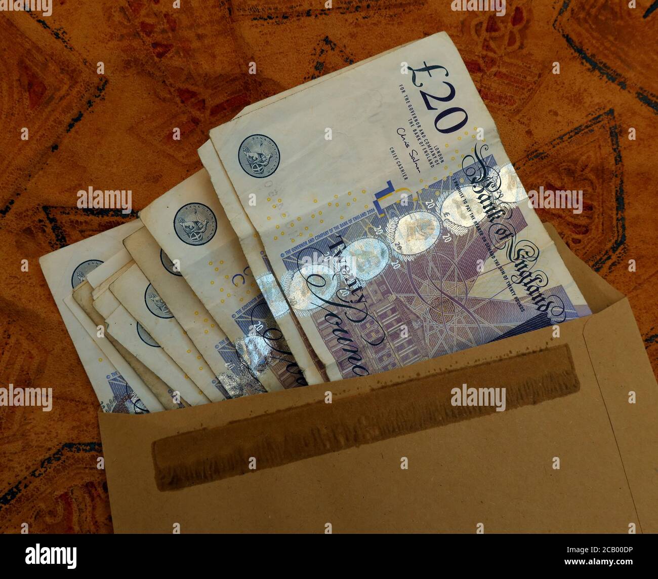 UK Sterling notes dans une enveloppe marron, cinq livres, dix livres, vingt livres, note, noir économie, paiement Banque D'Images