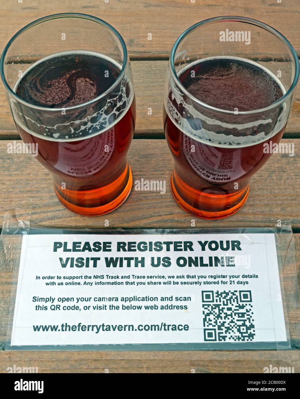 S'il vous plaît enregistrer votre visite avec nous en ligne,Covid19,coronavirus,tracch et trace,Ferry Tavern, Station Rd, Penketh, Warrington, Cheshire, Angleterre, Royaume-Uni Banque D'Images