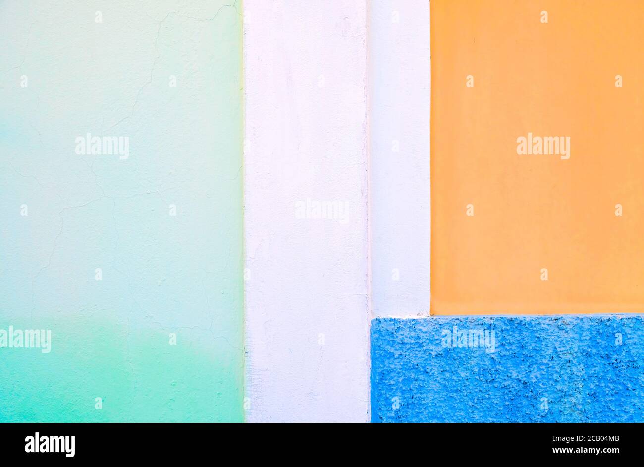 Bandes de couleur pâle : bleu, vert blanc et orange, surface peinte, lumière dure. Banque D'Images