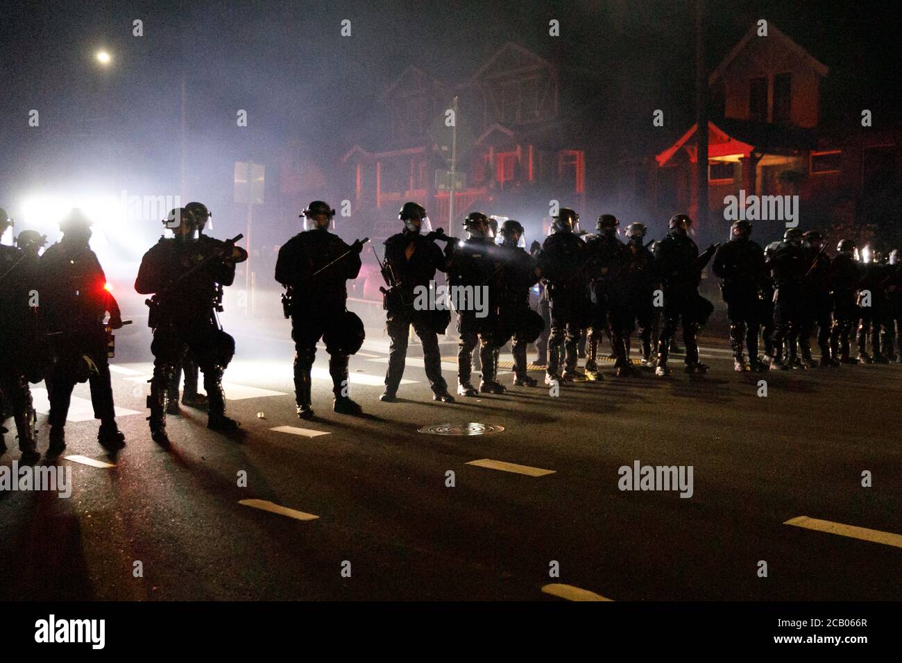 Portland, États-Unis. 08 août 2020. La police de l'État et de la ville forme une ligne d'escarmouche. Les manifestants ont défilé de Peninsula Park au bâtiment du Syndicat de la police de Portland, Oregon, le 8 août 2020, alors que les manifestations se poursuivent pour le 73e jour afin de protester contre la brutalité policière et les inégalités raciales. (Photo de John Rudoff/Sipa USA) crédit: SIPA USA/Alay Live News Banque D'Images