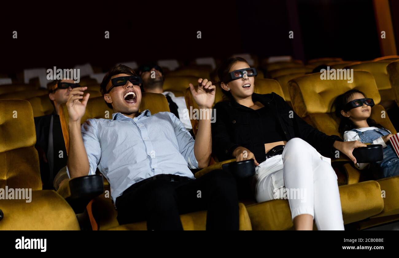 Groupe de personnes regardent des films en 3d dans un cinéma Banque D'Images