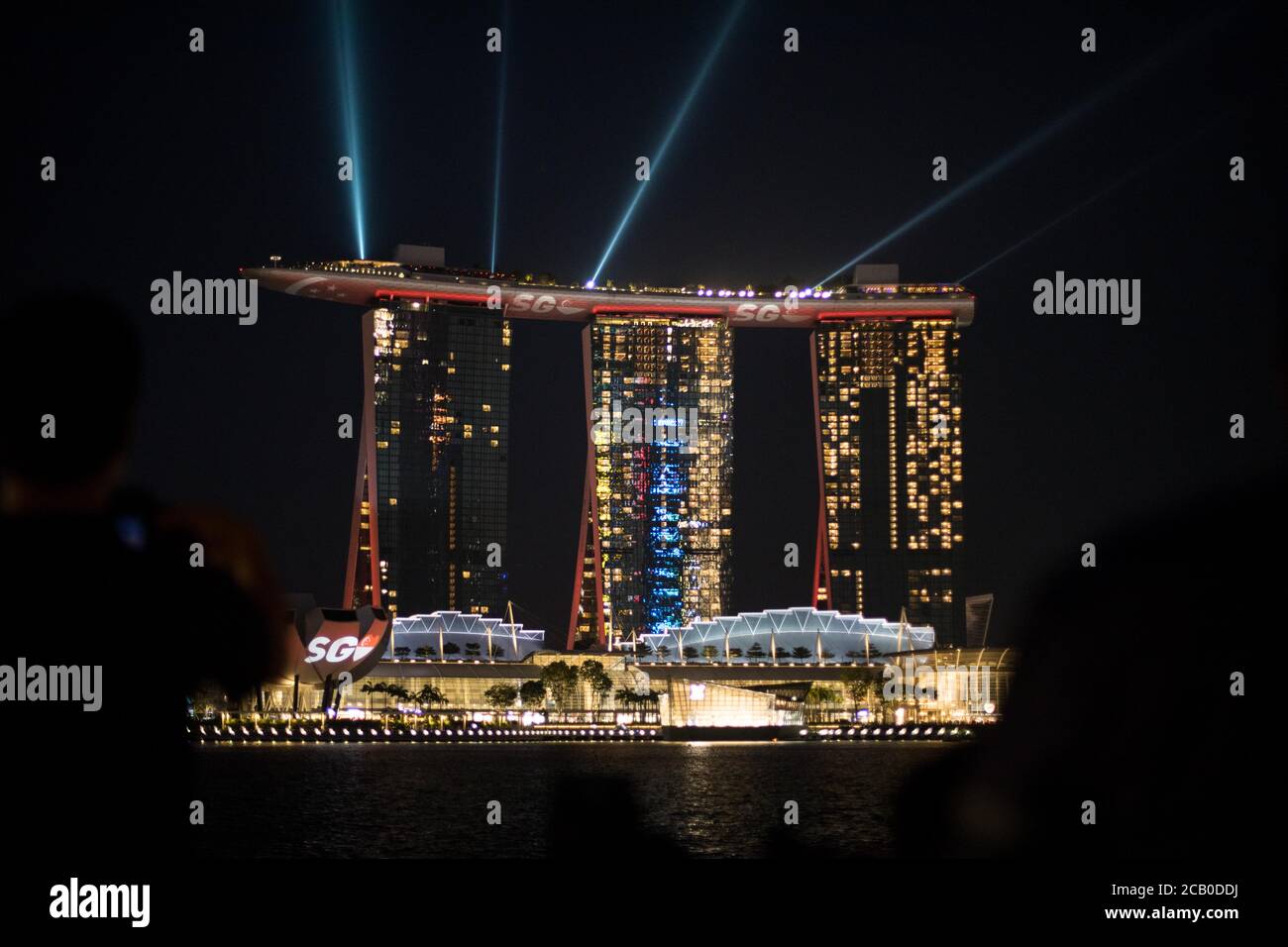 Vue du drapeau de Singapour et du logo SG projeté à Marina Bay Sands et au Musée des sciences de l'art de Singapour pendant la Journée nationale de Singapour. Singapour célèbre sa 55e Journée nationale le 9 août 2020 dans le contexte de la pandémie de Covid-19. Banque D'Images