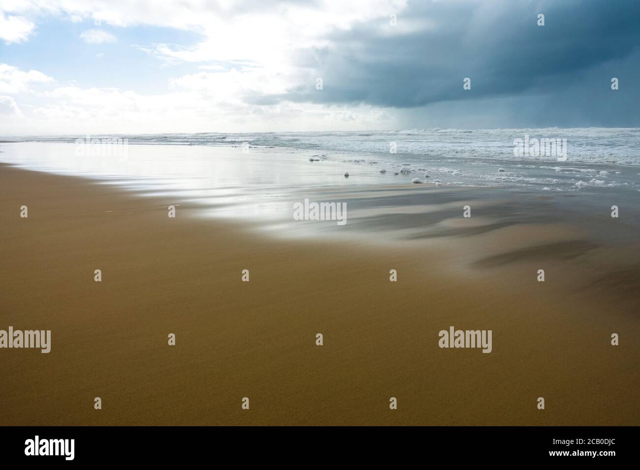 LA plage lonley Ocean sur la côte atlantique de la France près de Lacanau Bordeaux, France. Vent et ciel nuageux jour d'hiver 2020 Banque D'Images