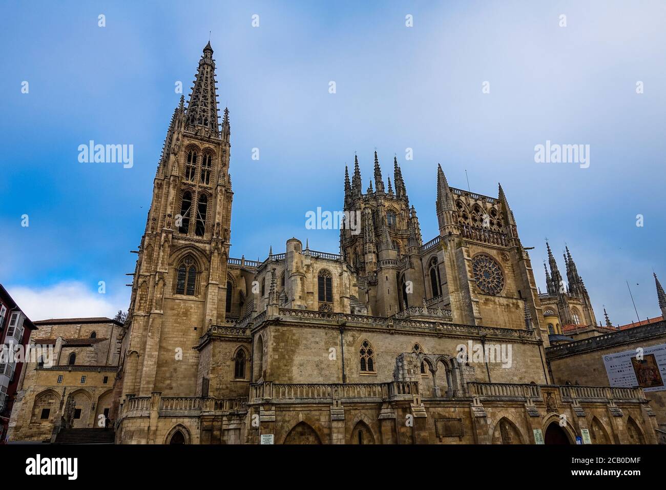 Eglise de Burgos - la voie française de "Camino de Santiago" en hiver. Pèlerinages sur leur voyage à travers l'Espagne Banque D'Images