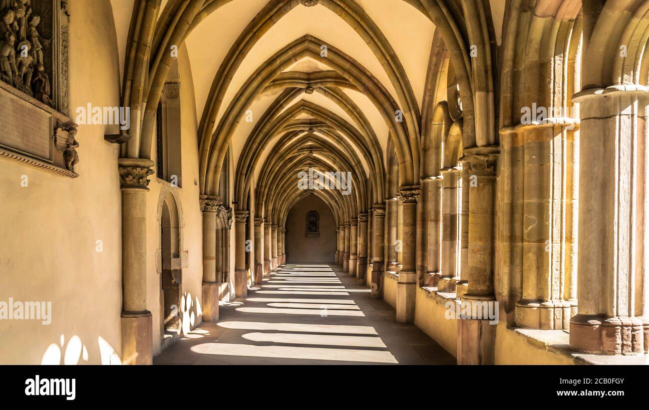 TRÈVES, Allemagne - 13 septembre 2019: Cathédrale de Trèves Saint-Pierre n'est pas seulement la plus ancienne église d'Allemagne, le cloître a également été construit pendant cette période Banque D'Images