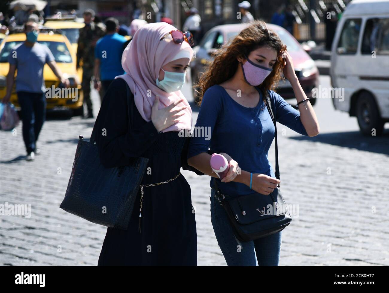 Damas, Syrie. 9 août 2020. Les Syriens portant un masque facial marchent dans la rue de Damas, capitale de la Syrie, le 9 août 2020. Crédit: Ammar Safarjalani/Xinhua/Alamy Live News Banque D'Images