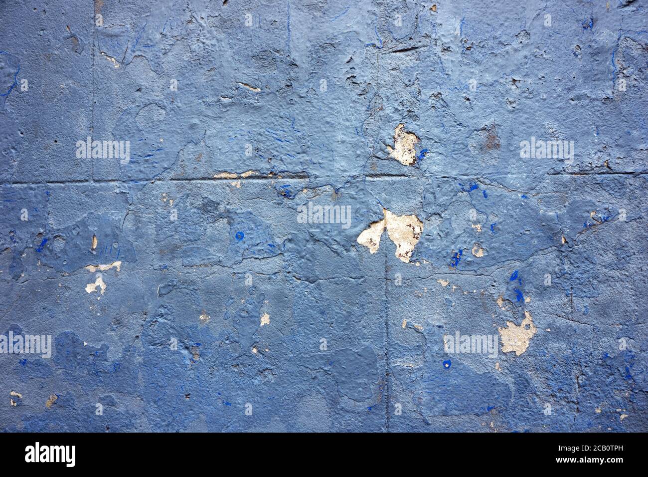 Texture d'arrière-plan bleu abstrait avec des taches de murs en béton et du plâtre blanc. Banque D'Images
