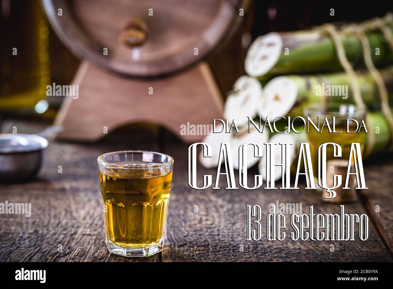 'cachaça', patrimoine culturel des boissons distillées du brésil, également appelé 'pinga', texte en portugais: 13 septembre journée nationale de cachaça Banque D'Images