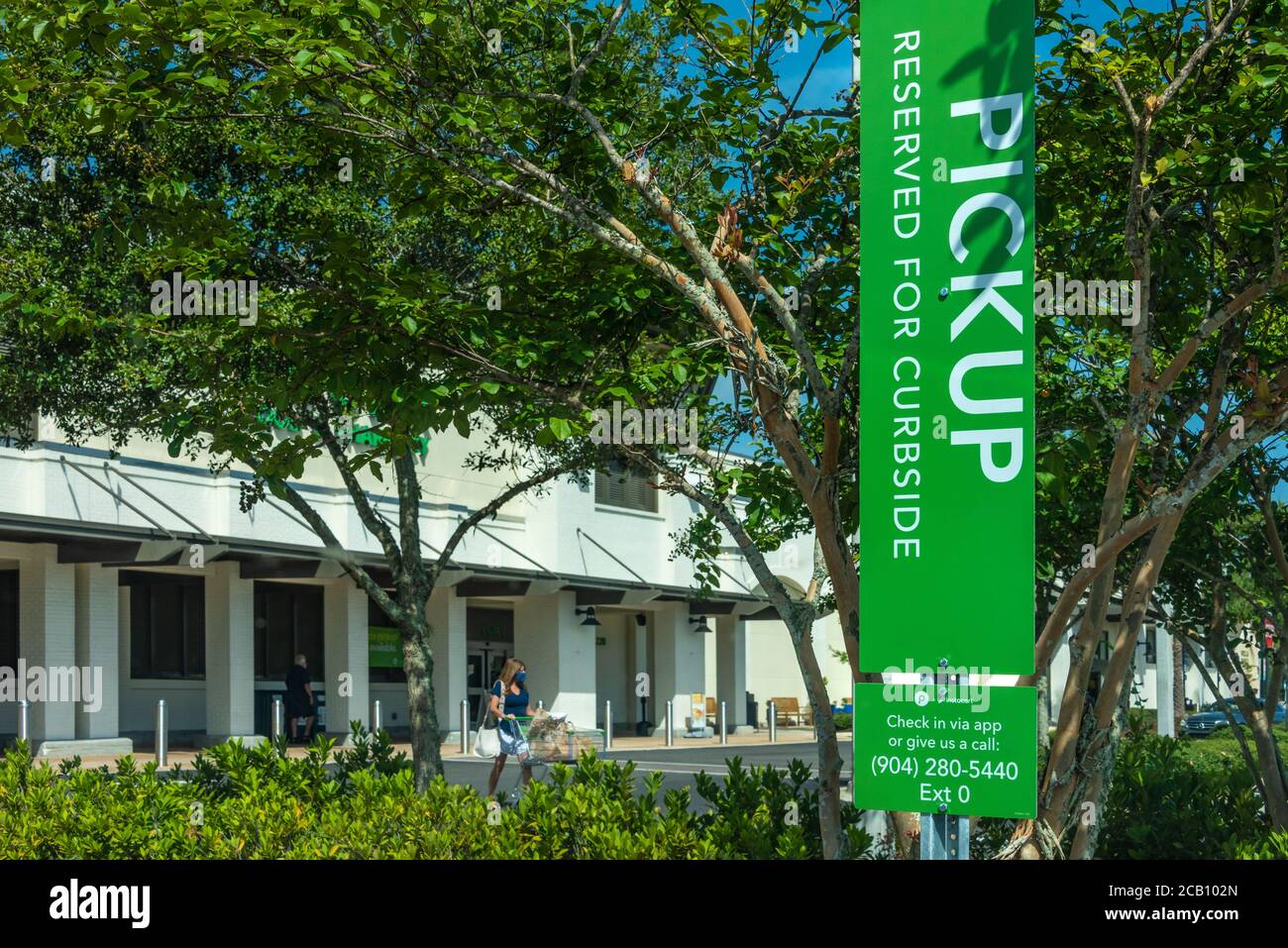 Prise en charge au niveau du trottoir au supermarché Publix Food & Pharmacy de Ponte Vedra Beach, Floride. (ÉTATS-UNIS) Banque D'Images