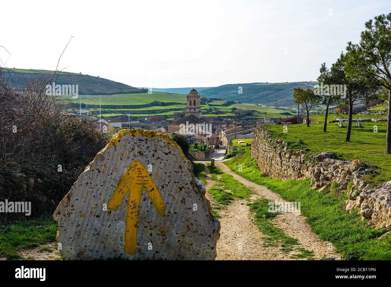 Chemin jaune flèche signe de la Camino sur loney Way. Impression du Camino de Saint-Jacques-de-Compostelle en Espagne en hiver 2020. Banque D'Images