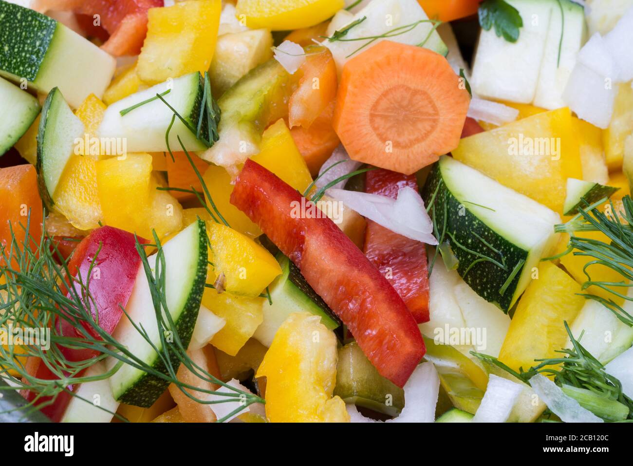 gros plan sélectif de légumes frais et colorés coupés en morceaux Banque D'Images
