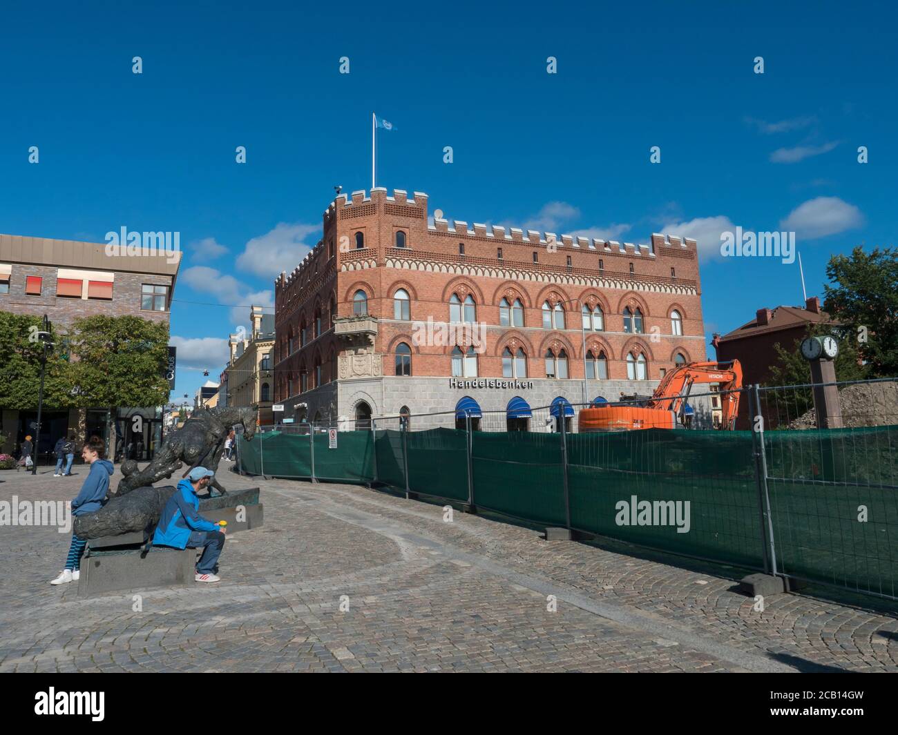 Ornskoldsvik, Suède, 6 septembre 2019 : rue au centre de la ville d'Ornskoldsvik avec des bâtiments historiques, des magasins et des personnes à pied. Nord de la Suède Banque D'Images
