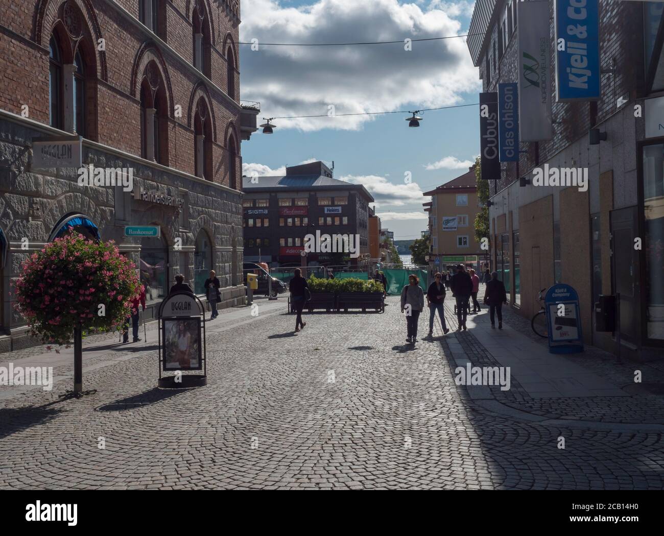 Ornskoldsvik, Suède, 6 septembre 2019 : rue au centre de la ville d'Ornskoldsvik avec des bâtiments historiques, des magasins et des personnes à pied. Nord de la Suède Banque D'Images