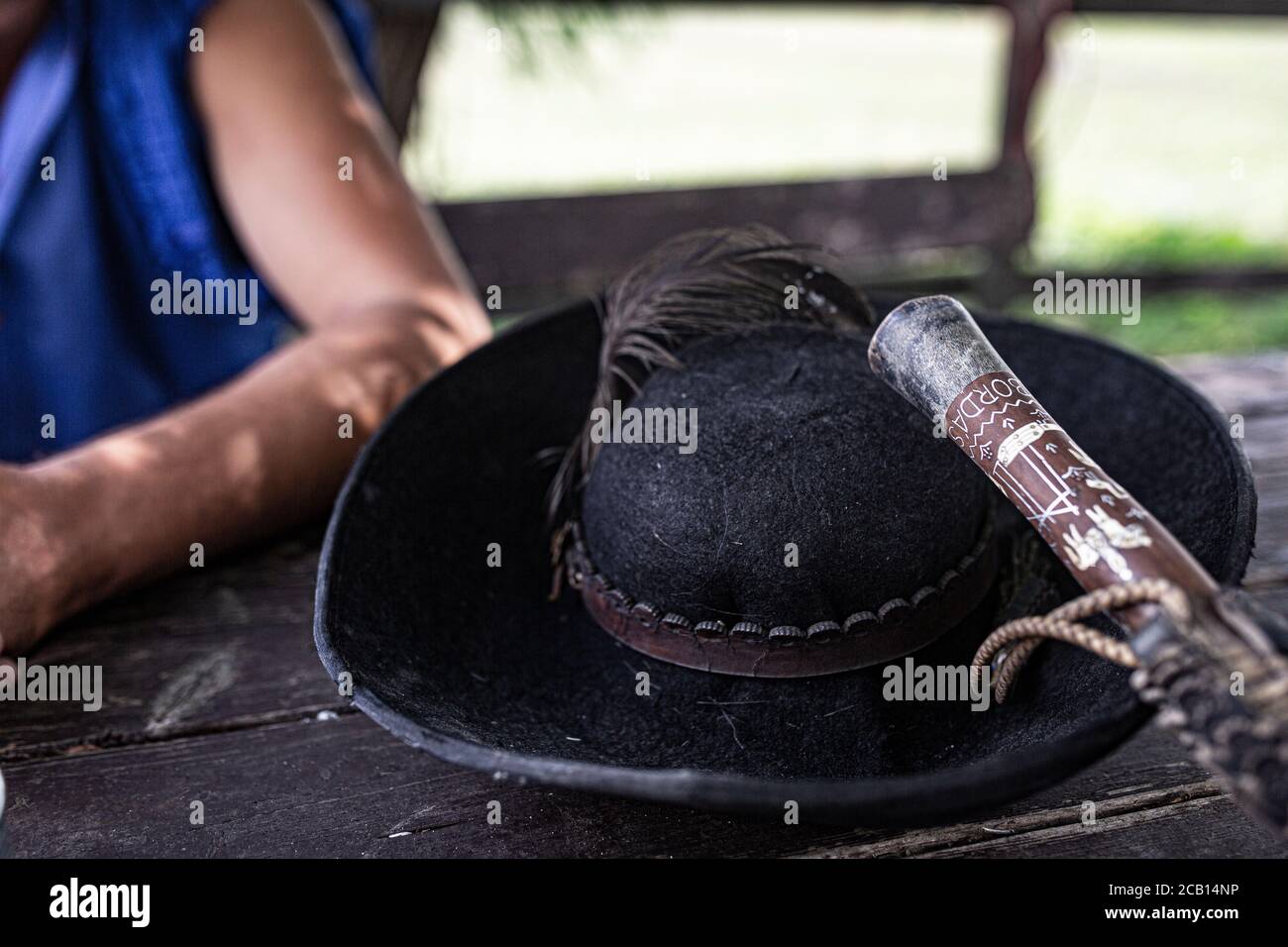 Chapeau traditionnel avec une plume et un fouet d'un wrangler hongrois de Hortobagy, Hongrie rurale Banque D'Images