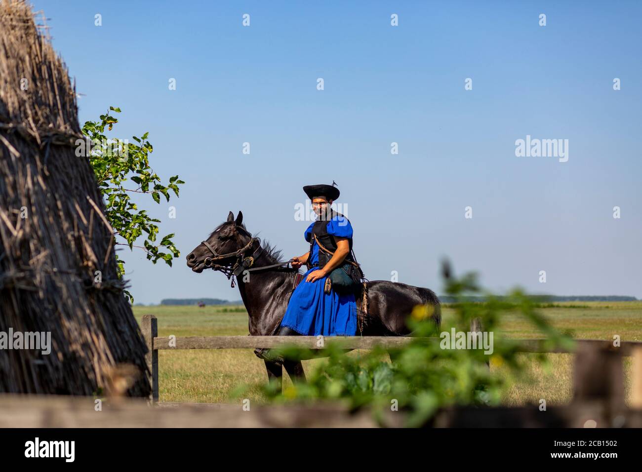 Un Wrangler hongrois traditionnel sur son cheval dans la région de Hortobagy, en Hongrie rurale. Banque D'Images