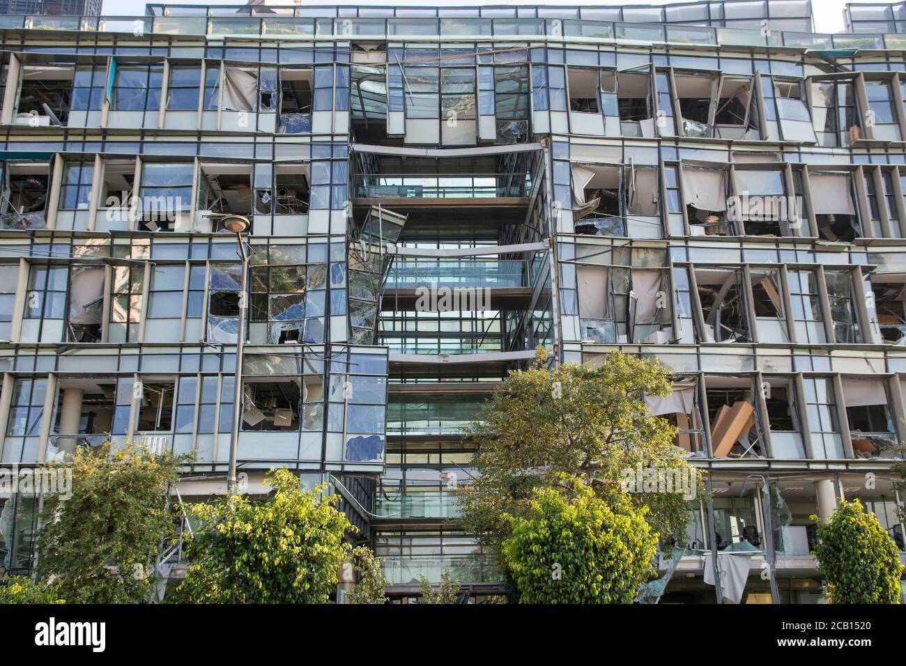 Dégâts causés par un énorme souffle qui a dévasté Beyrouth suite à la détonation de 2 750 tonnes de nitrate d'ammonium stockées dans le port de la ville. Banque D'Images