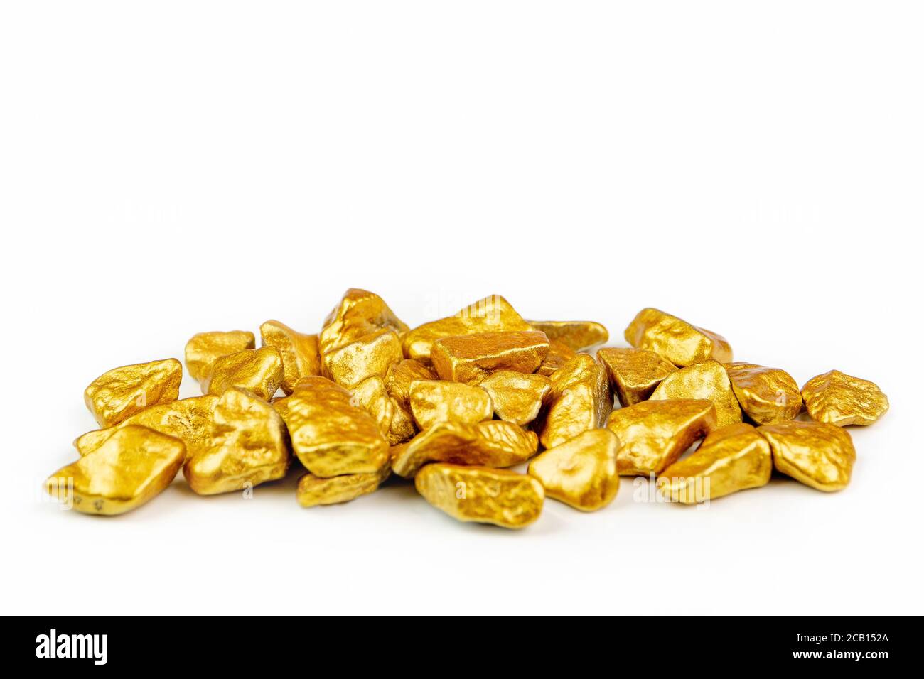 vue sur un tas de nuggets dorés, minerai doré sur fond blanc isolé avec beaucoup d'espace de copie Banque D'Images