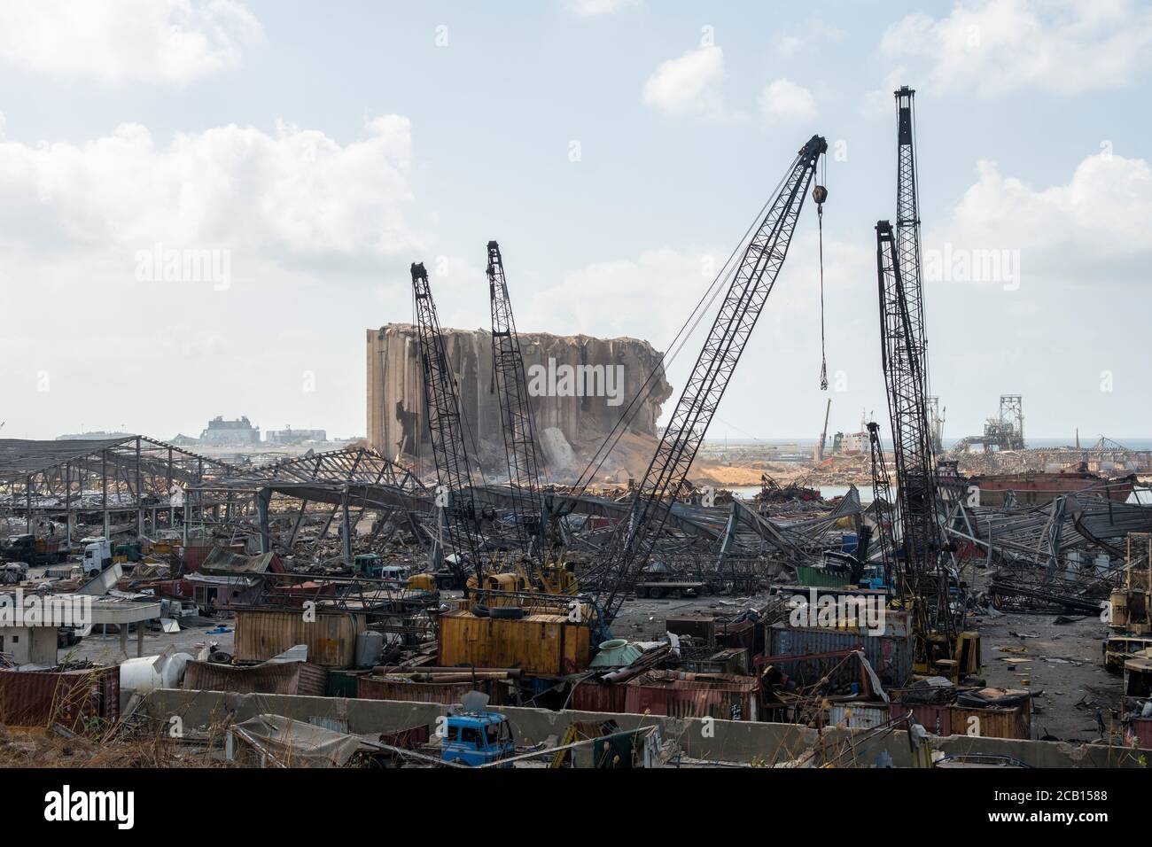 Dégâts causés par un énorme souffle qui a dévasté Beyrouth suite à la détonation de 2 750 tonnes de nitrate d'ammonium stockées dans le port de la ville. Banque D'Images