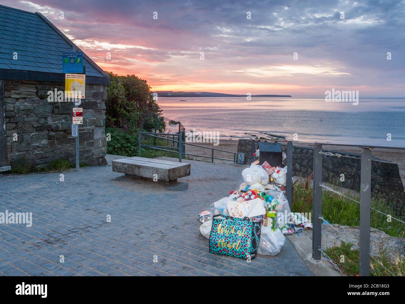 Myrtleville, Cork, Irlande. 10 août 2020. Des poubelles débordant avec des sacs de déchets laissés derrière après le temps glorieux pendant le week-end qui a vu les gens affluer à la plage pittoresque de Myrtleville, Co. Cork, Irlande. - crédit; David Creedon / Alamy Live News Banque D'Images