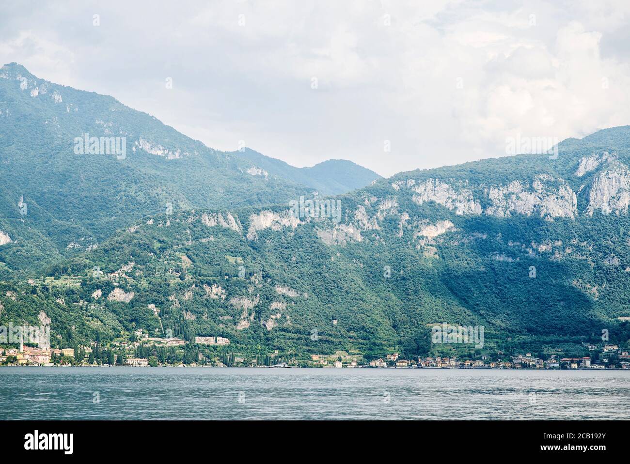 Paysage panoramique du lac de Côme. Montagnes avec arbres. Italie. Europe. Banque D'Images