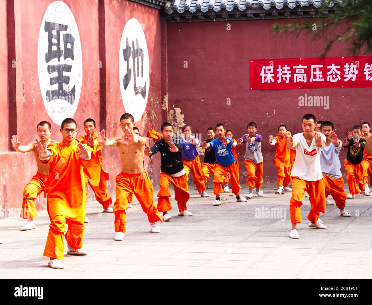 Shaolin Children Monk était l'entraînement de kungfu à l'intérieur du temple de Shaolin original. Dengfeng City, Zhengzhou City, province de Henan, Chine, 16 octobre 2018. Banque D'Images
