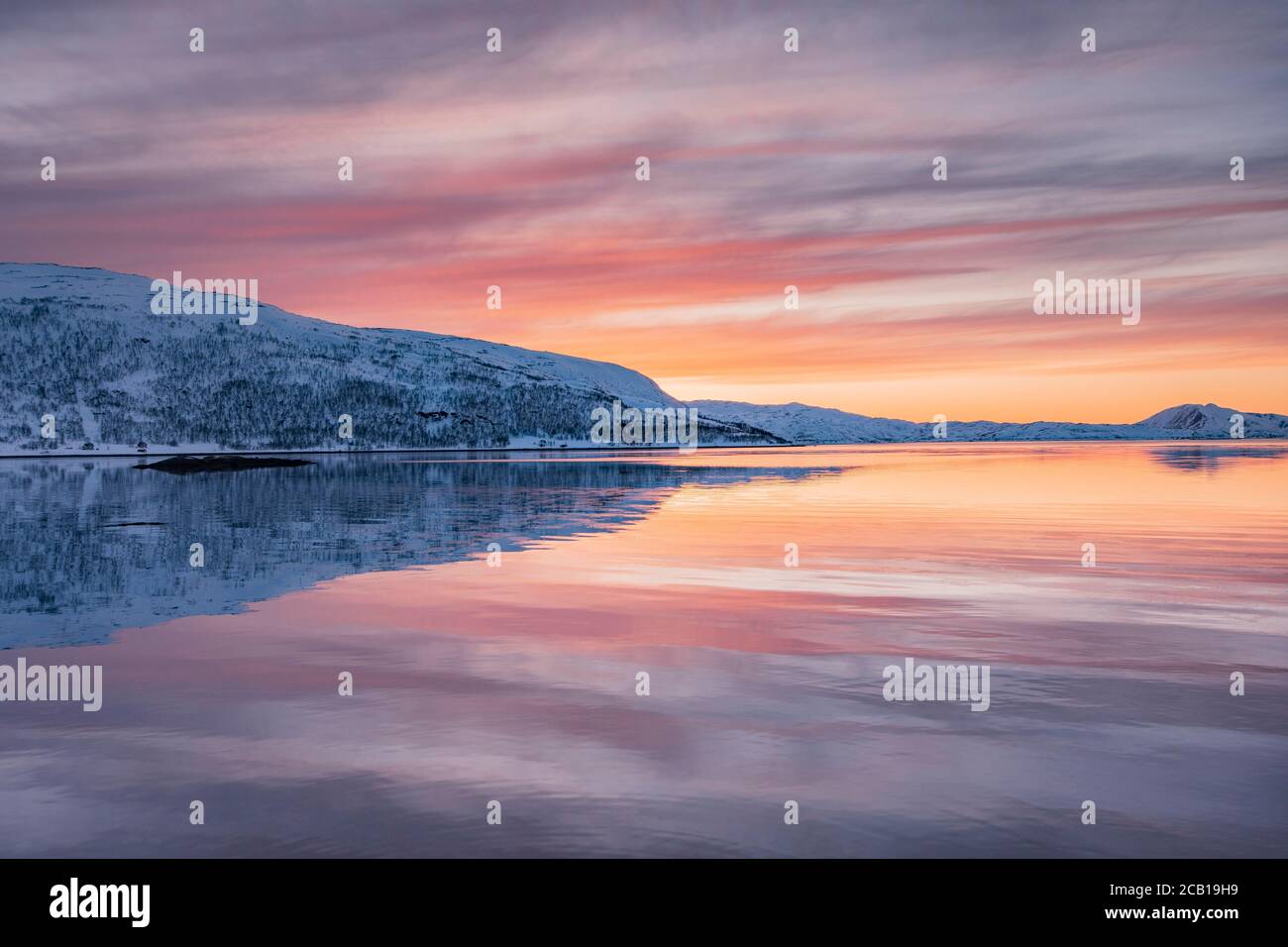 Vue sur le fjord de Skogs jusqu'aux porte-dents Fjaell, Tinesfjellet en hiver avec ciel rose nocturne, Troms, Norvège Banque D'Images