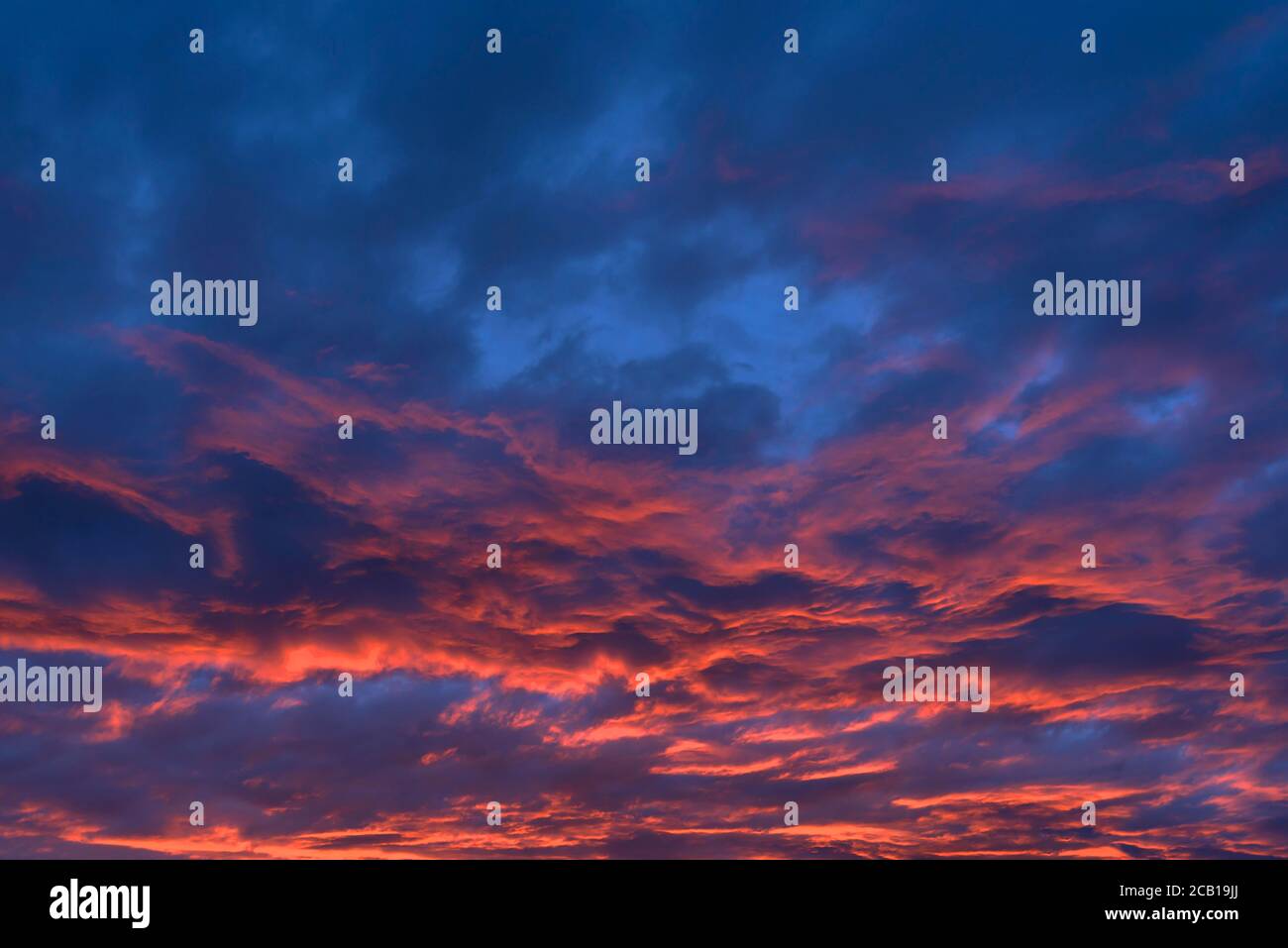 Ciel rouge après le coucher du soleil, Bavière, Allemagne Banque D'Images