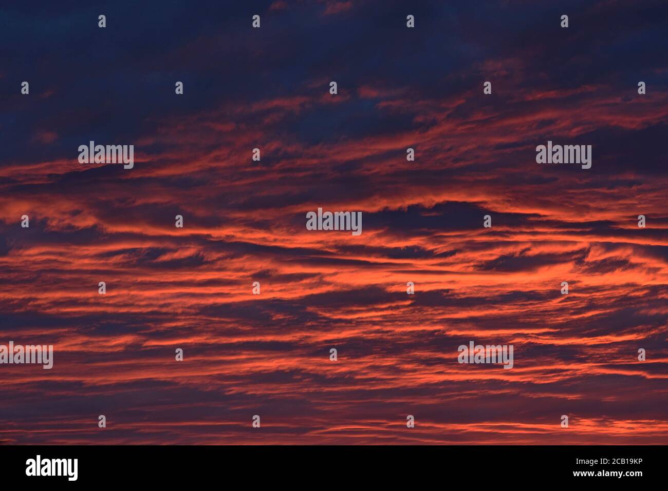 Ciel rouge après le coucher du soleil, Bavière, Allemagne Banque D'Images