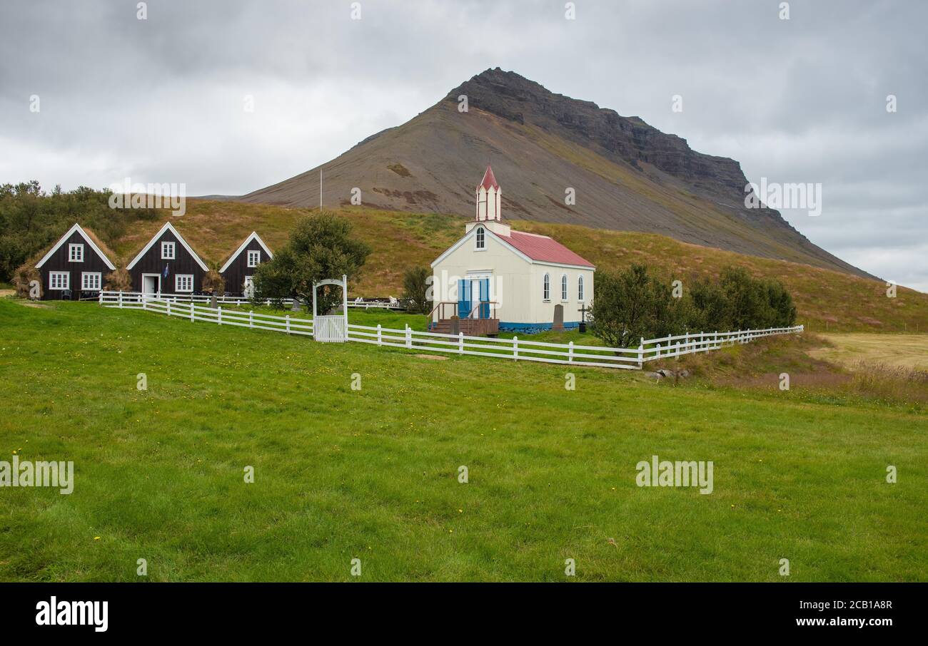 Église et granaries, ancien vicaire Hrafnseyri, Westfjords, Nord-Ouest de l'Islande, Islande Banque D'Images