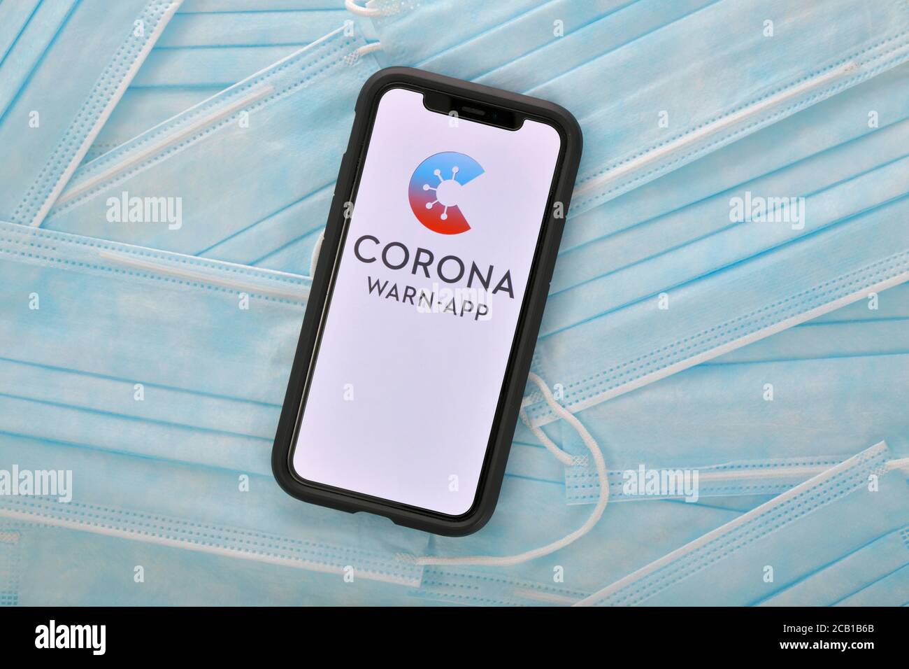 Smartphone avec Corona warn-APP, se trouve sur des masques de visage, crise de Corona, Stuttgart, Bade-Wurtemberg, Allemagne Banque D'Images