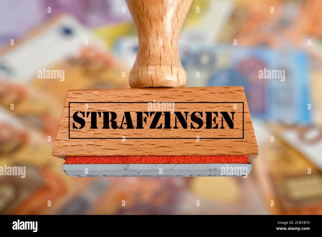 PHOTOMONTAGE, image symbole intérêt négatif, timbre avec inscription STRAFZINSEN, sur les billets EN EUROS, Allemagne Banque D'Images