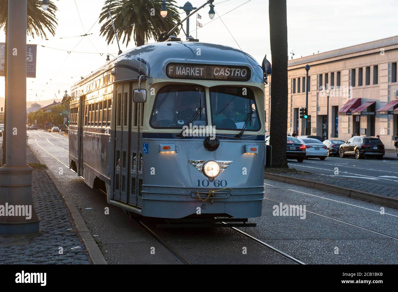 Tramway historique, ligne de tramway, ligne F Market & Wharves direction Castro, The Embarcadero, San Francisco, Californie, États-Unis Banque D'Images