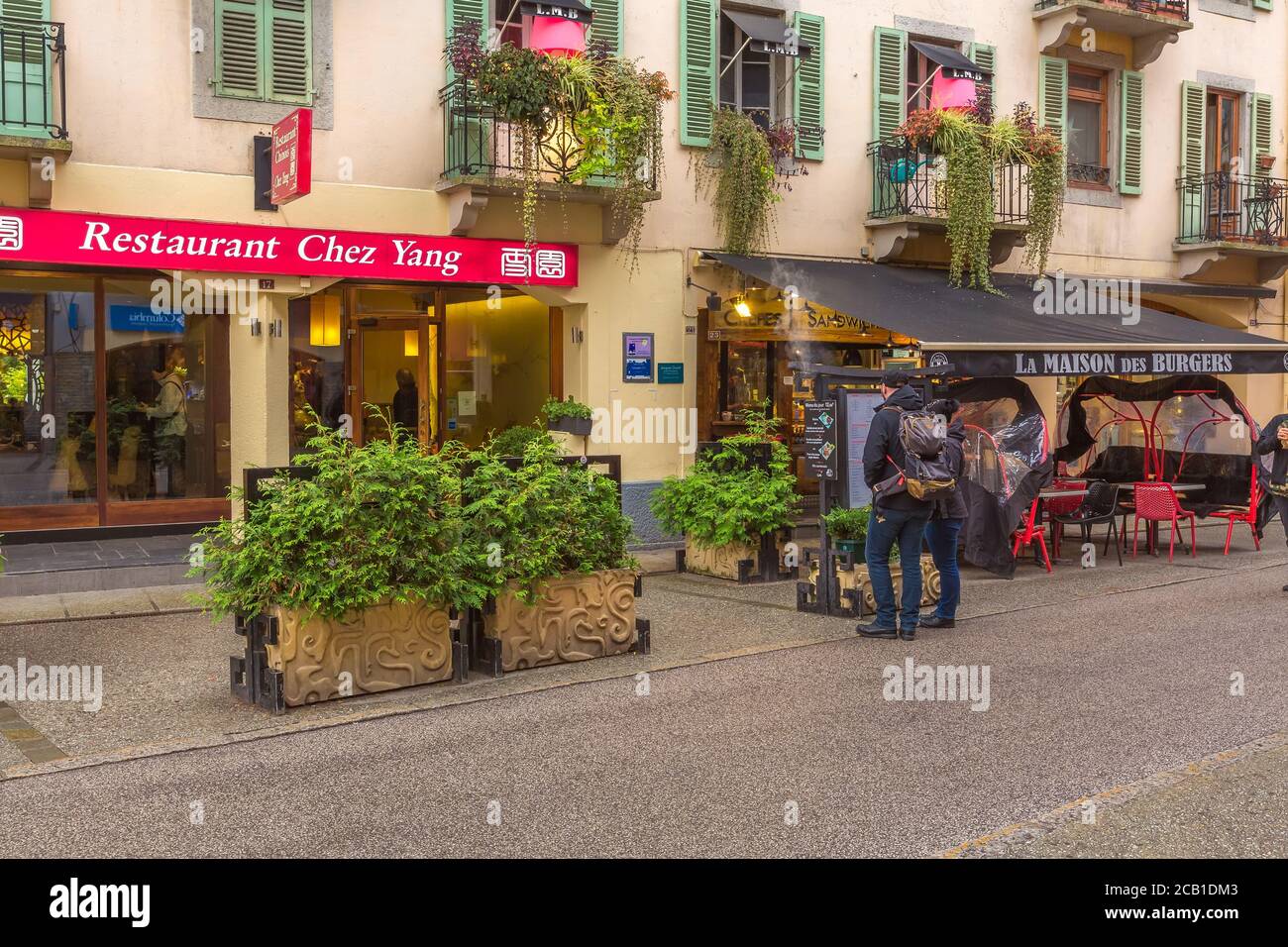 Chamonix Mont-blanc, France - 4 octobre 2019 : vue d'automne sur la rue, restaurant chinois au centre de la célèbre station de ski des Alpes françaises Banque D'Images