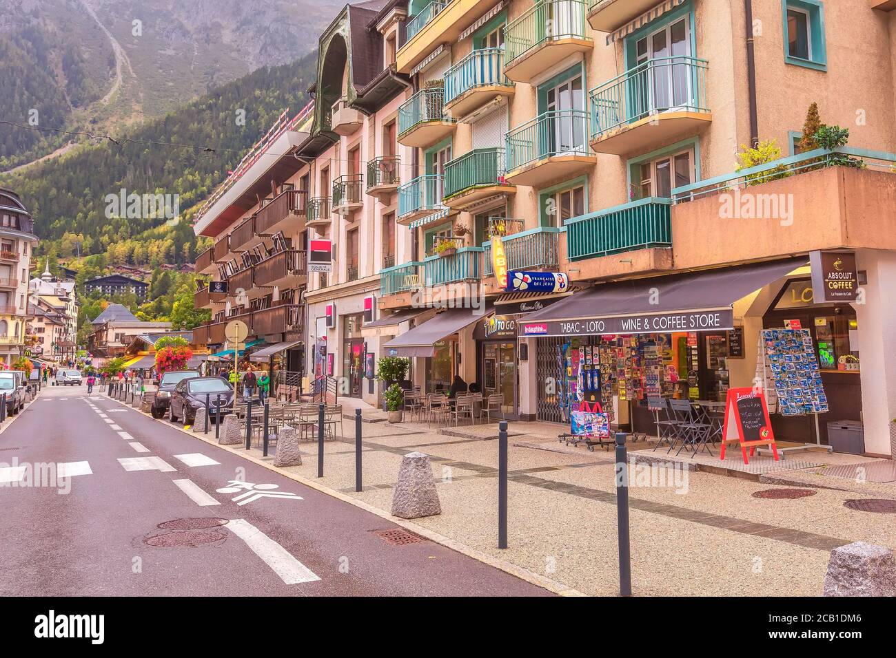 Chamonix Mont-Blanc, France - 4 octobre 2019 : Street View dans le centre de la célèbre station de ski dans les Alpes Banque D'Images