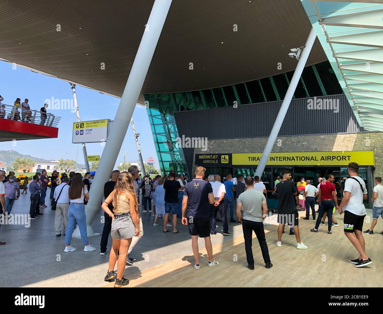 Les gens qui attendent les passagers à l'extérieur de l'aéroport albanais, après Covid 19 Banque D'Images