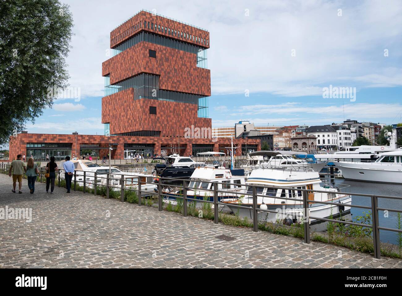 Anvers, Belgique, 19 juillet 2020, les gens marchent sur le quai de la marina jusqu'au musée sur le ruisseau appelé le Mas Banque D'Images