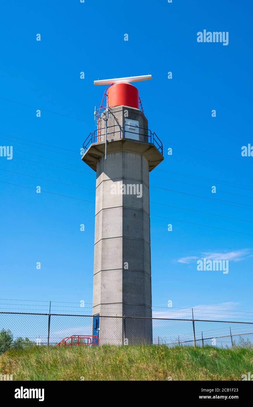 Tour radar pour l'expédition avec un ciel bleu comme arrière-plan Banque D'Images