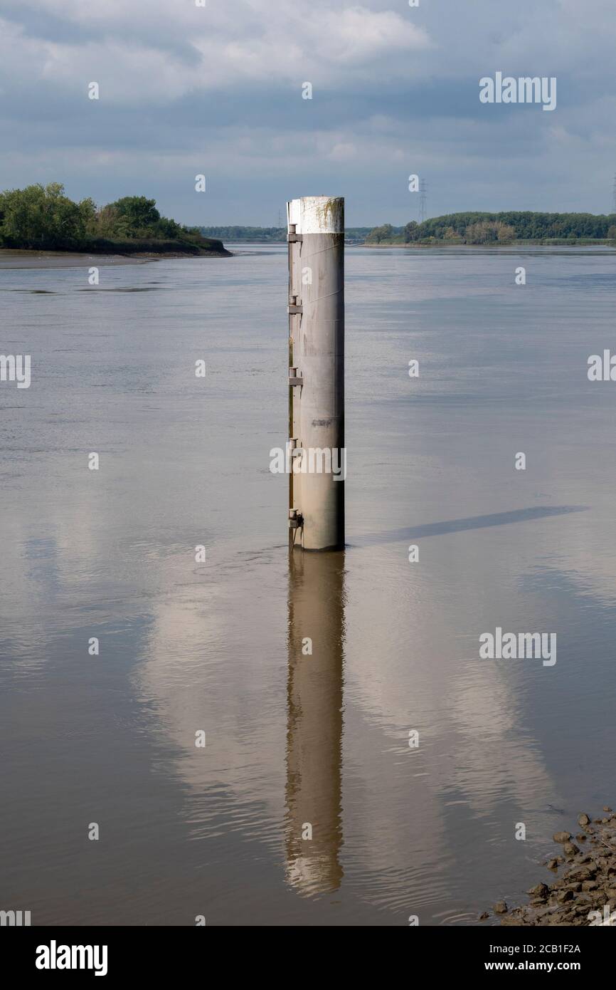 Réflexion d'un pôle dans l'eau sur le Kruibeke quai en Belgique Banque D'Images