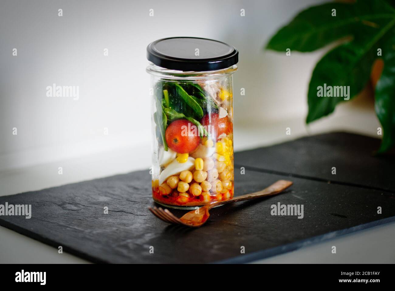 Salade maison dans un pot en verre avec thon et légumes. Alimentation saine, alimentation, désintoxication, concept de manger propre. Bocal santé à emporter. Banque D'Images