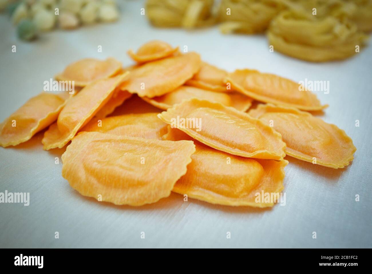 Ravioli traditionnel italien sur plaque blanche. Une alimentation saine. Cuisine méditerranéenne. Banque D'Images