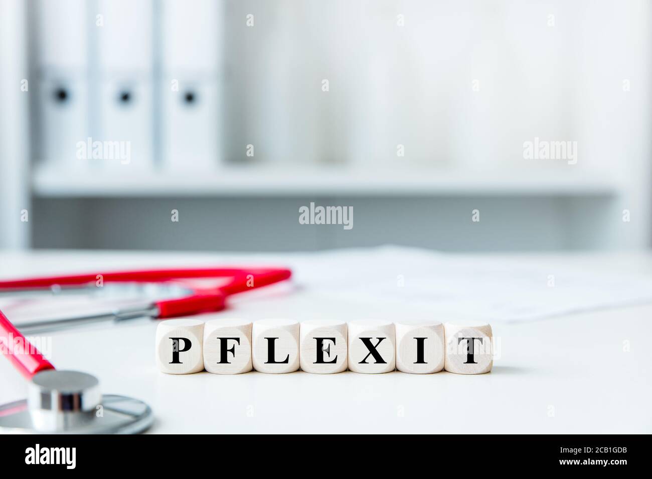 Bureau médical avec des dés, le mot allemand pflexit sorcière signifie pflege et sortie, santé et nouvelle loi Banque D'Images