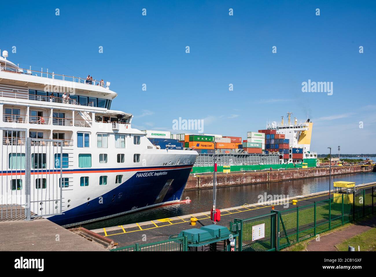 Kiel, 8.8.2020 - passage des Kreuzfahrtschiffes 'Hanseatic inspiration' durch den Nord-Ostsee-Kanal Richtung Kiel durch die Schleuse in die Ostsee Banque D'Images